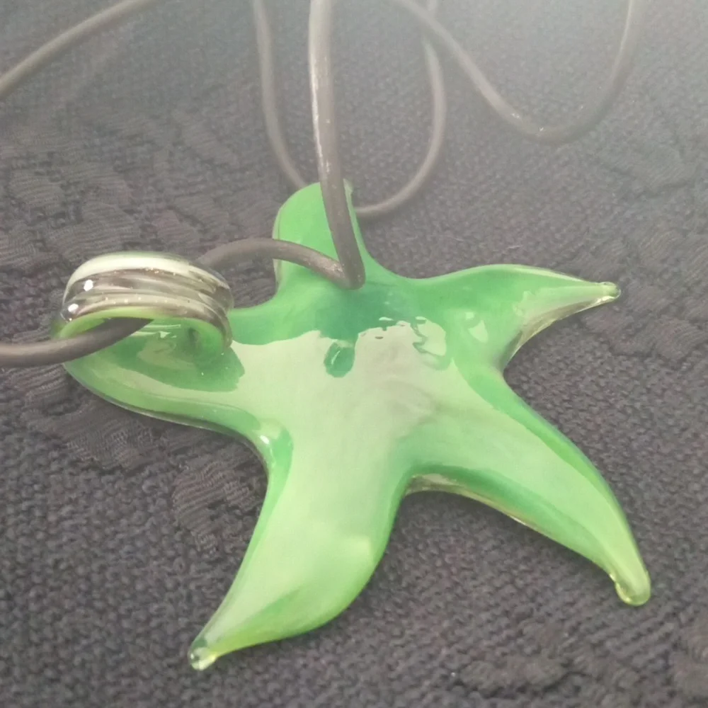 Vintage New! Stylized Green & White Glass Starfish with Faux Leather Cord 2"x2" - Picture 6 of 7